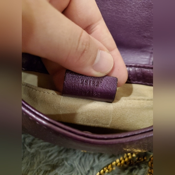 LIKE NEW- Gucci GG Logo Leather Flap Gold Chain shoulder bag - Picture 12 of 17